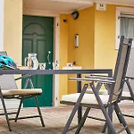 Villa Mit 3 Schlafzimmern, Balkonen Und Innenhof